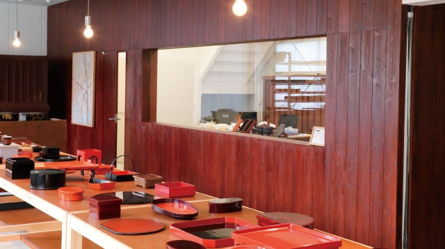 錦古里漆器店 錦古里正孝 × 漆(越前漆器)
建物に奥深い風合いを醸し出す漆の可能性