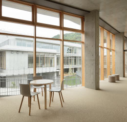 硬質な建物にやわらかさを出すウッドスクリーン【アルタスウッドスクリーン】