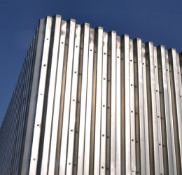 空間内に挿入した壁が自由度の高い空間を生み出す【アートウォール(スラブプレート)】