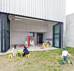 超大型折戸で、屋内と屋外の境界を取り払う【超大型折戸しゅもん】