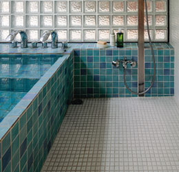 周辺環境にヒントを得たタイル使い【25角白色タイル】